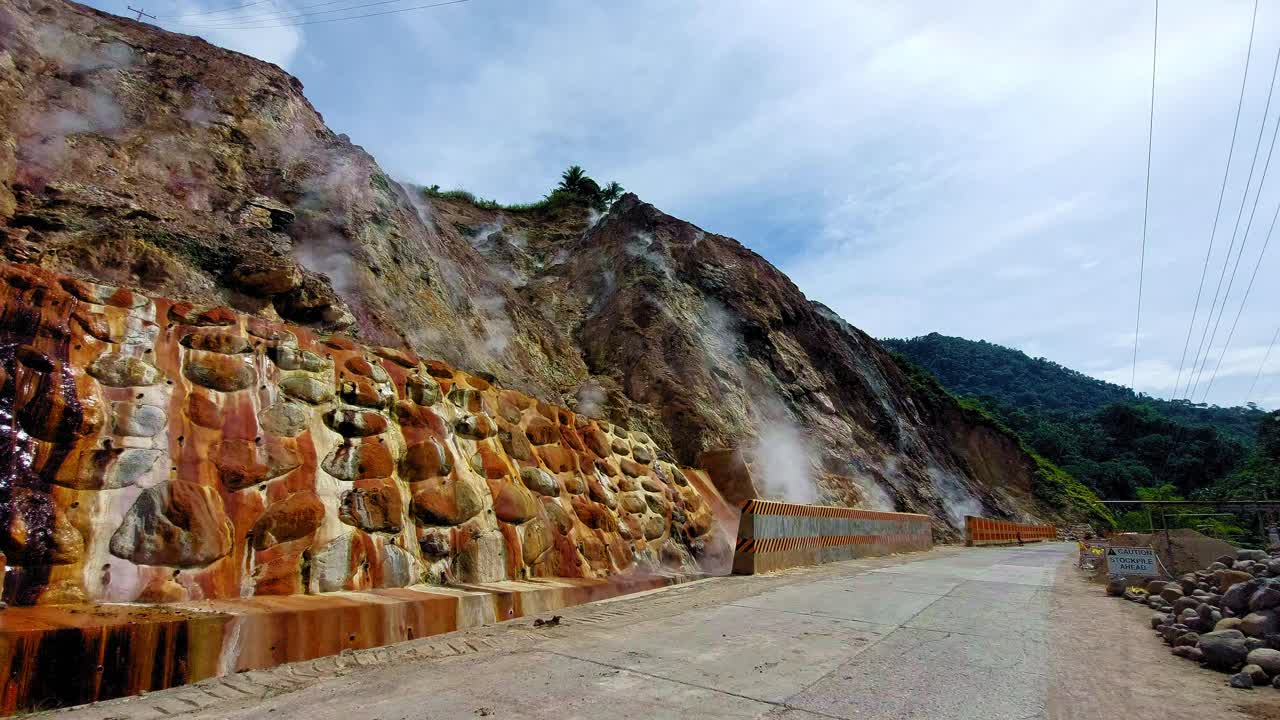 vapor y gas que surgen de un respiradero natural de azufre que libera sulfuro de hidrógeno en palinpinon, valencia negros oriental, filipinas
