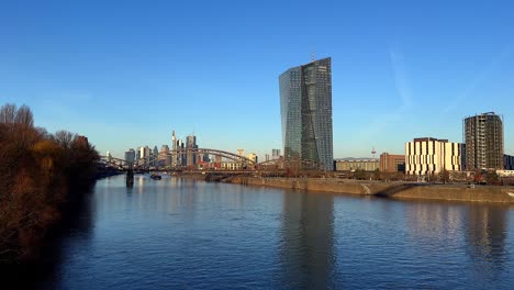 Foto-Panorámica-Del-Horizonte-De-Frankfurt-Al-Amanecer-Dorado