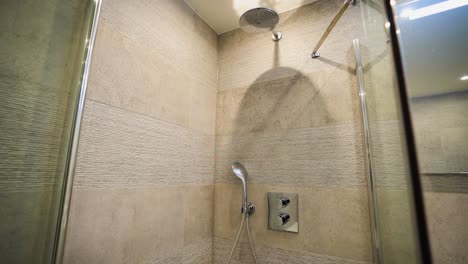 cabina de ducha en el baño contemporáneo