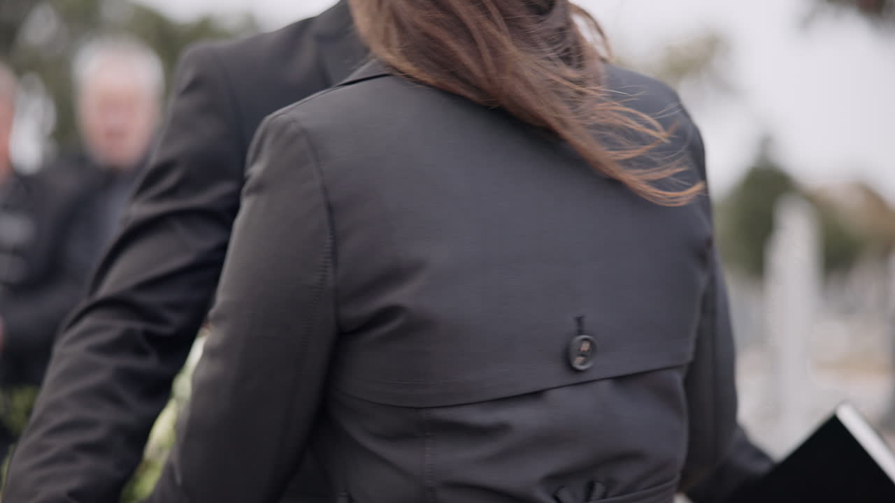 장례식, 묘지, 그리고 사람들은 위로를 위해 포옹합니다.