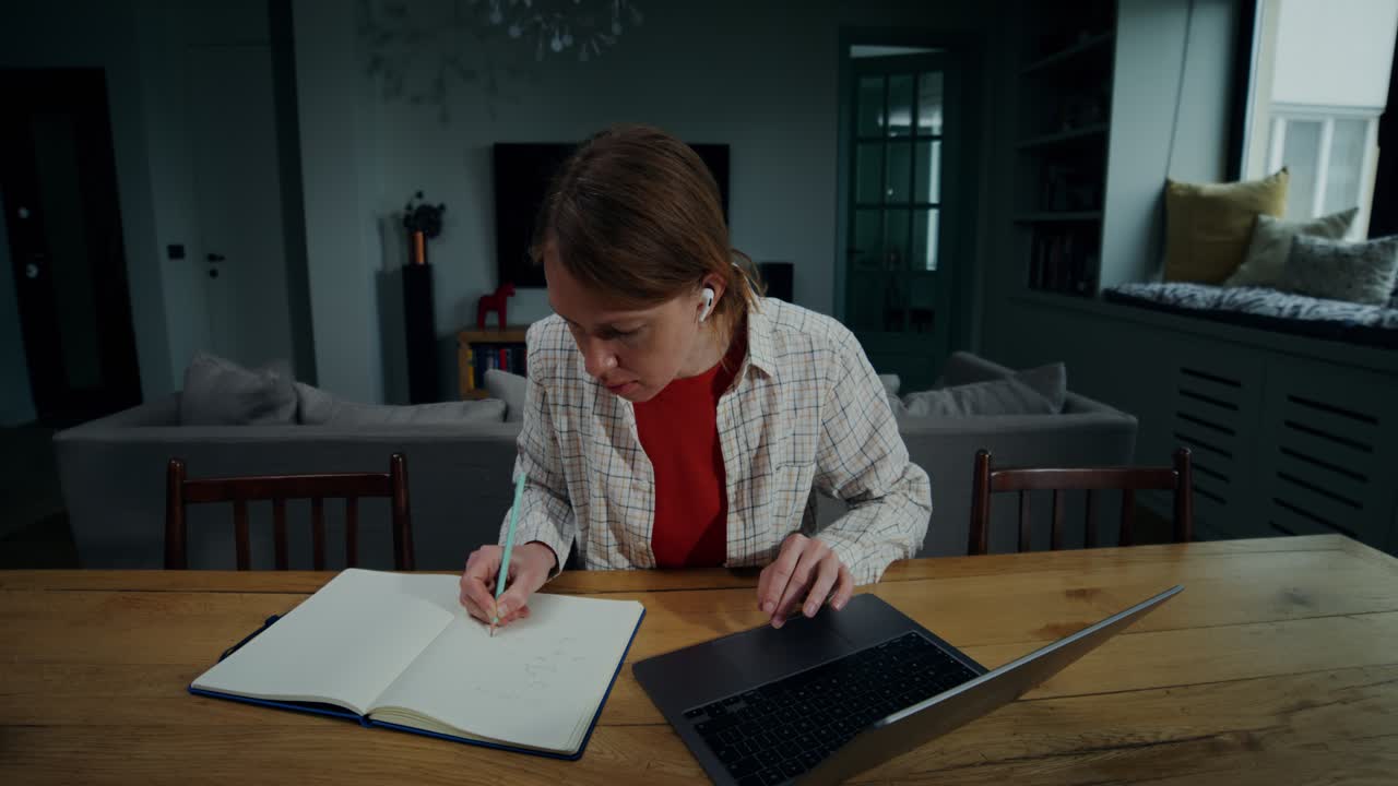 mujer trabajando desde casa
