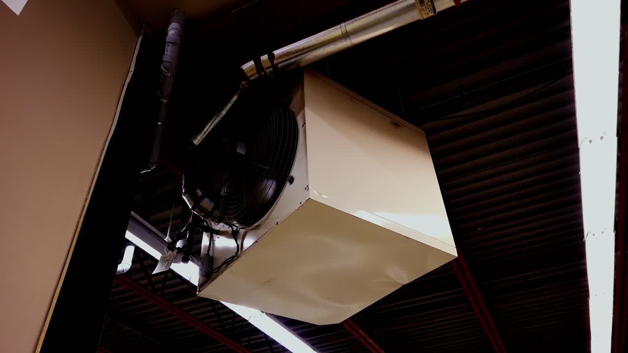 sistema de unidad de ventilador hvac de control de temperatura de aire acondicionado instalado en el techo industrial masivo dentro de un almacén de envío