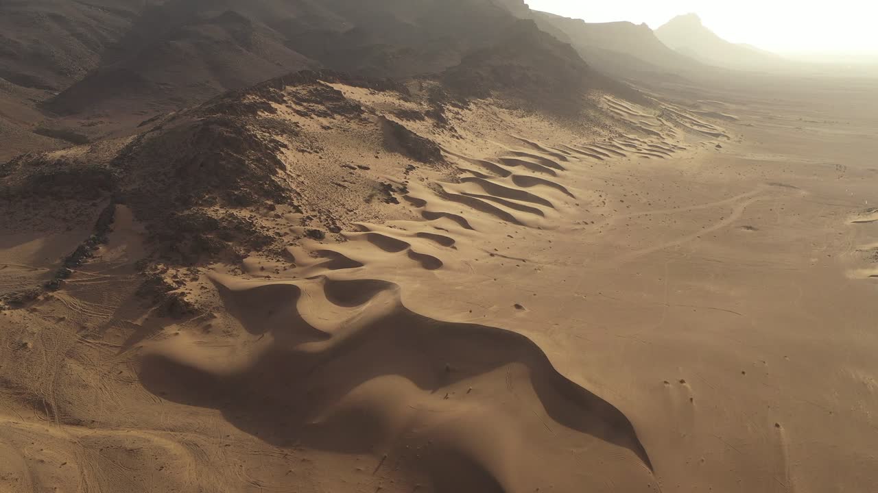 사막 풍경의 모래와 바위, 모로코의 자고라