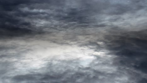 vista de volar a través de las nubes en el cielo