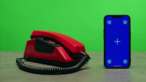 retro vintage telefoon, een gele roterende telefoon wordt weergegeven op een houten bureau, het toevoegen van een nostalgische touch
