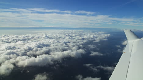 Toma-Manual-De-Una-Vista-En-Perspectiva-Desde-Una-Ventana-Con-Vistas-Al-Ala-De-Un-Avión