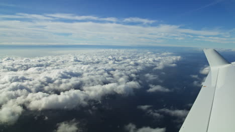 toma manual de una vista en perspectiva desde una ventana con vistas al ala de un avión