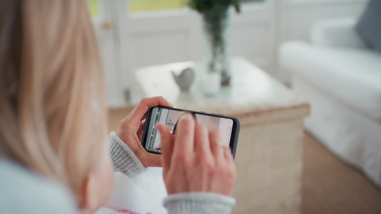 madre y bebé usando un teléfono inteligente teniendo una videochat con la mejor amiga saludando al niño feliz madre charlando compartiendo el estilo de vida de la maternidad en el teléfono móvil