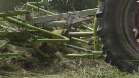 tractor cortando el césped en un prado en cámara lenta
