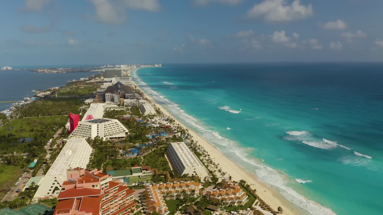 Volo sopra la Zona Hotelera di Cancun.