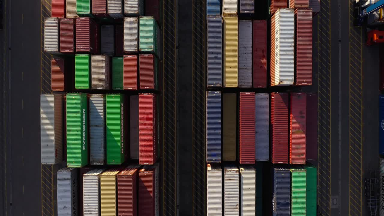 터미널에 쌓을 수 있는 선적 컨테이너의 조감도