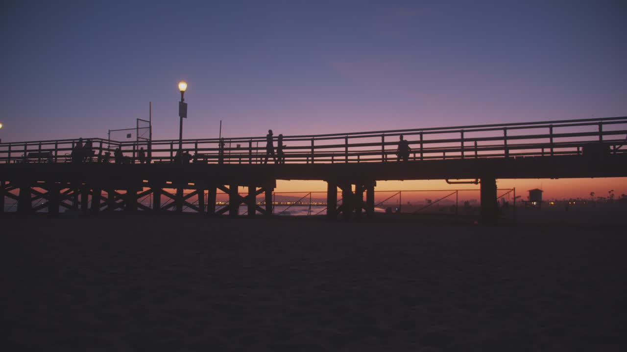 siluetas y un muelle bajo hermosos cielos