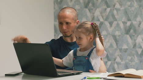 Zeitlupen-Nahaufnahme,-Die-Papa-Zeigt