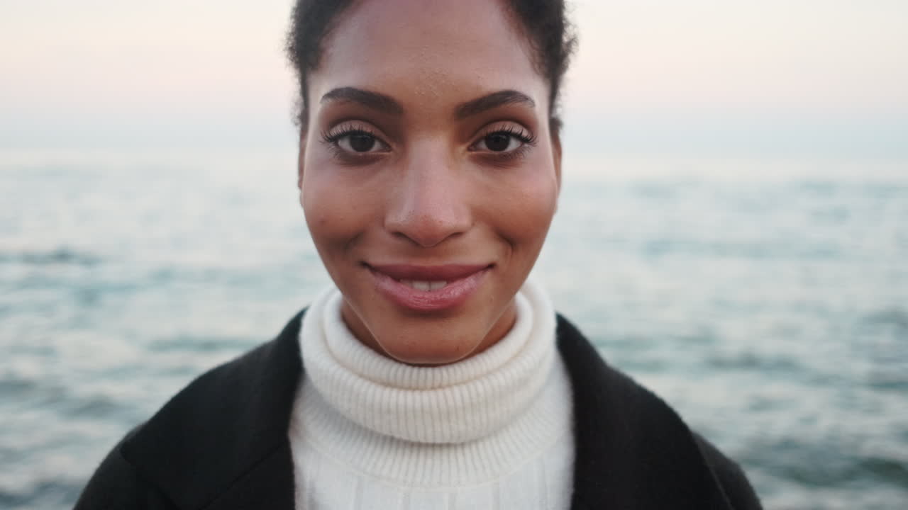 una chica afroamericana sonriente mirando a la cámara.