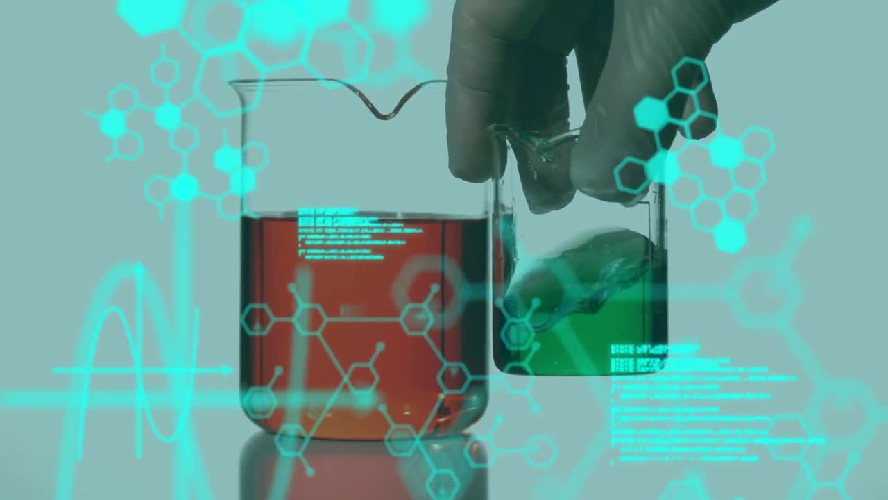 animación de procesamiento de datos y fórmulas químicas sobre la mano de un trabajador de laboratorio sacudiendo líquido en vidrio