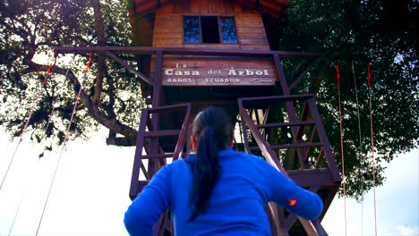 Mujer-Vestida-De-Azul-Subiendo-Las-Escaleras