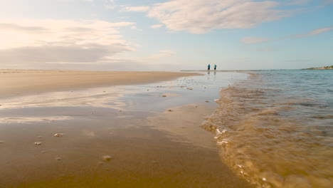 Zwei-Fischer-Fischen-Morgens-An-Der-Mündung-Des-Goukou-Flusses-In-Einer-Ruhigen-Bucht,-Niedriger-Winkel