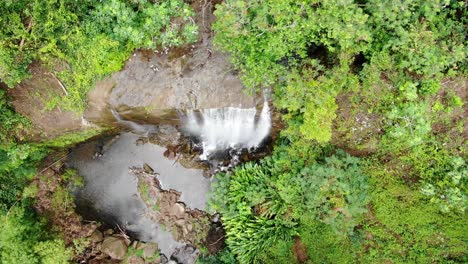 Cascadas-En-El-Bosque-Tropical,-Vista-Aérea-De-Arriba-Hacia-Abajo