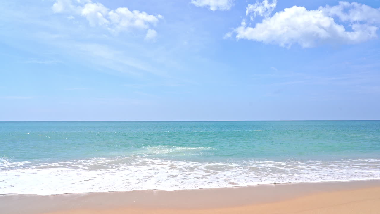 빈 모래 해변과 에메랄드 고요한 바다 거품 조수는 태국의 무인도에 있는 모래 위에서 굴러가고, 흐린 하늘, 휴가 템플릿, 최소한의 공간을 복사합니다.