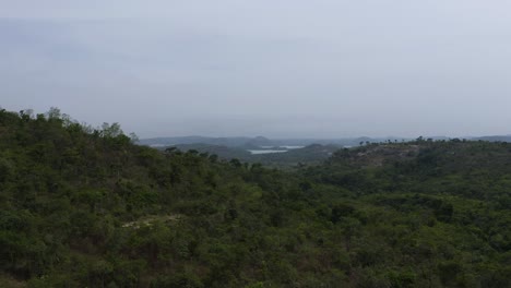 Drone-Disparó-A-Través-De-Un-Valle-De-árboles-Y-Colinas