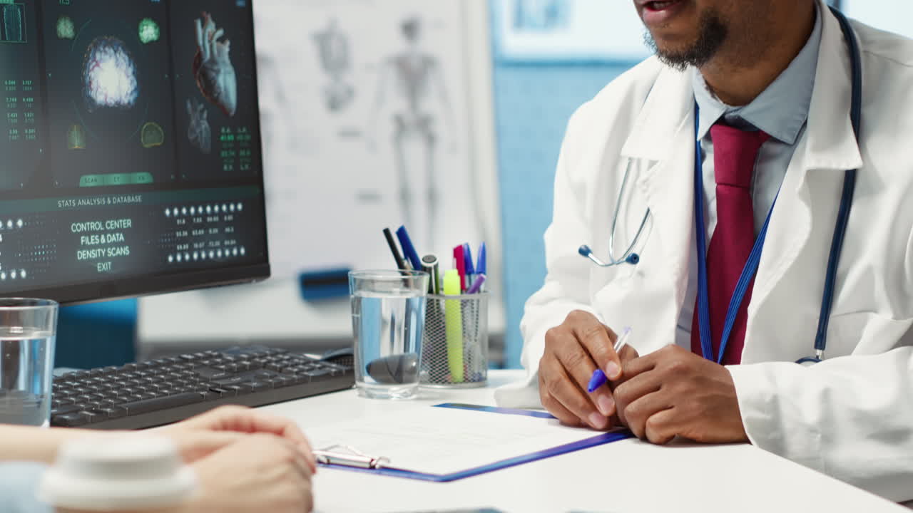 médico que destaca la dosis de vitaminas y analgésicos con receta médica