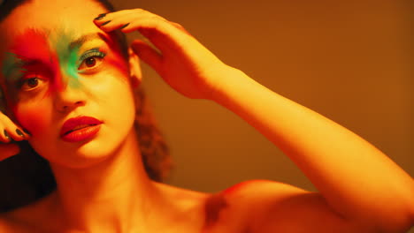 belleza, luces de neón o rostro de mujer con pintura