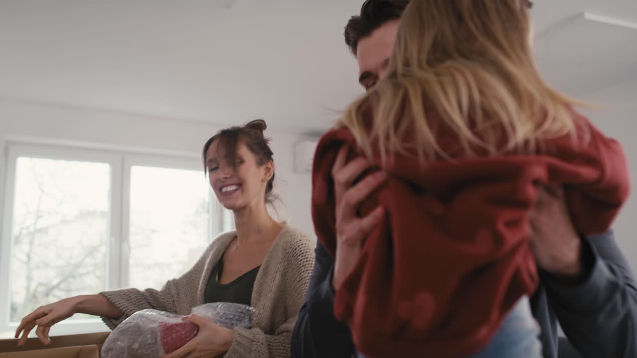 백인 가족 이 새 집 에 주방 물건 을 포장 하고 있다