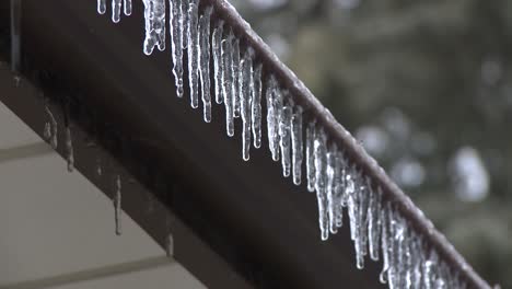 Schmelzende-Eiszapfen-An-Der-Dachrinne-Des-Hauses