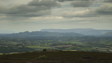 Zeitraffer-Der-Ländlichen-Landwirtschaftlichen-Naturlandschaft-Während-Des-Tages-In-Irland