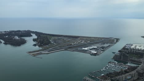 Toronto-City-Airport-YTZ-take-off