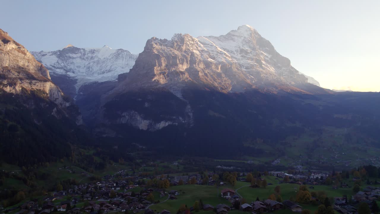 imágenes aéreas de drones dolly de derecha a izquierda aldea grindelwald con una vista única de la cara norte del eiger y fiescherhorns