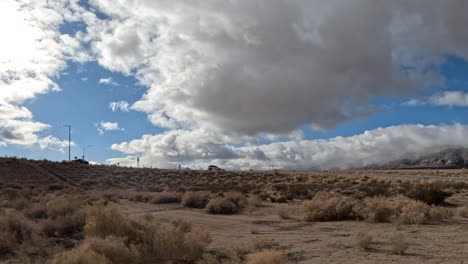 vista desde la ventana del pasajero mientras conduce por una carretera en el desierto de mojave y toma una rampa de salida - hiperlapso