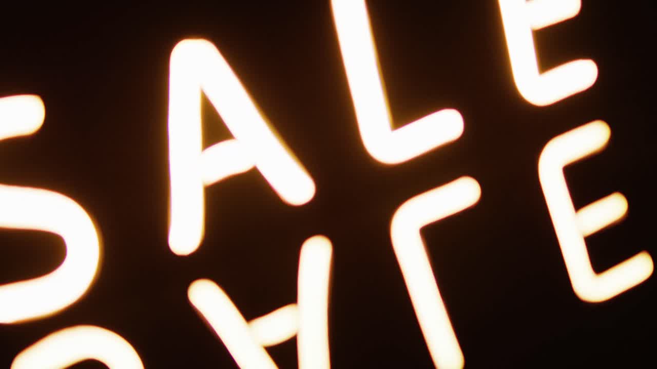 Composizione di testo 'saldi' al neon su sfondo nero