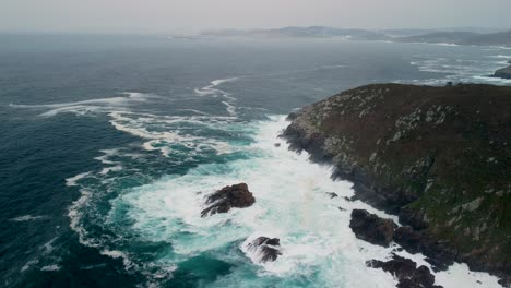 Maremotos-Espumosos-Se-Estrellan-Sobre-Afloramientos-Y-Acantilados-Rocosos-Cerca-De-La-Playa-De-Caion-En-La-Coruña,-España