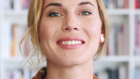 Rostro,-Mujer-Feliz-Y-Retrato-De-Sonrisa-En-La-Biblioteca