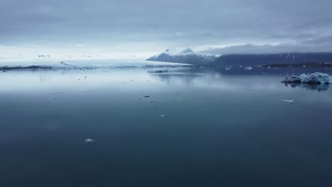 Verschneite-Eisberge-Im-Meerwasser