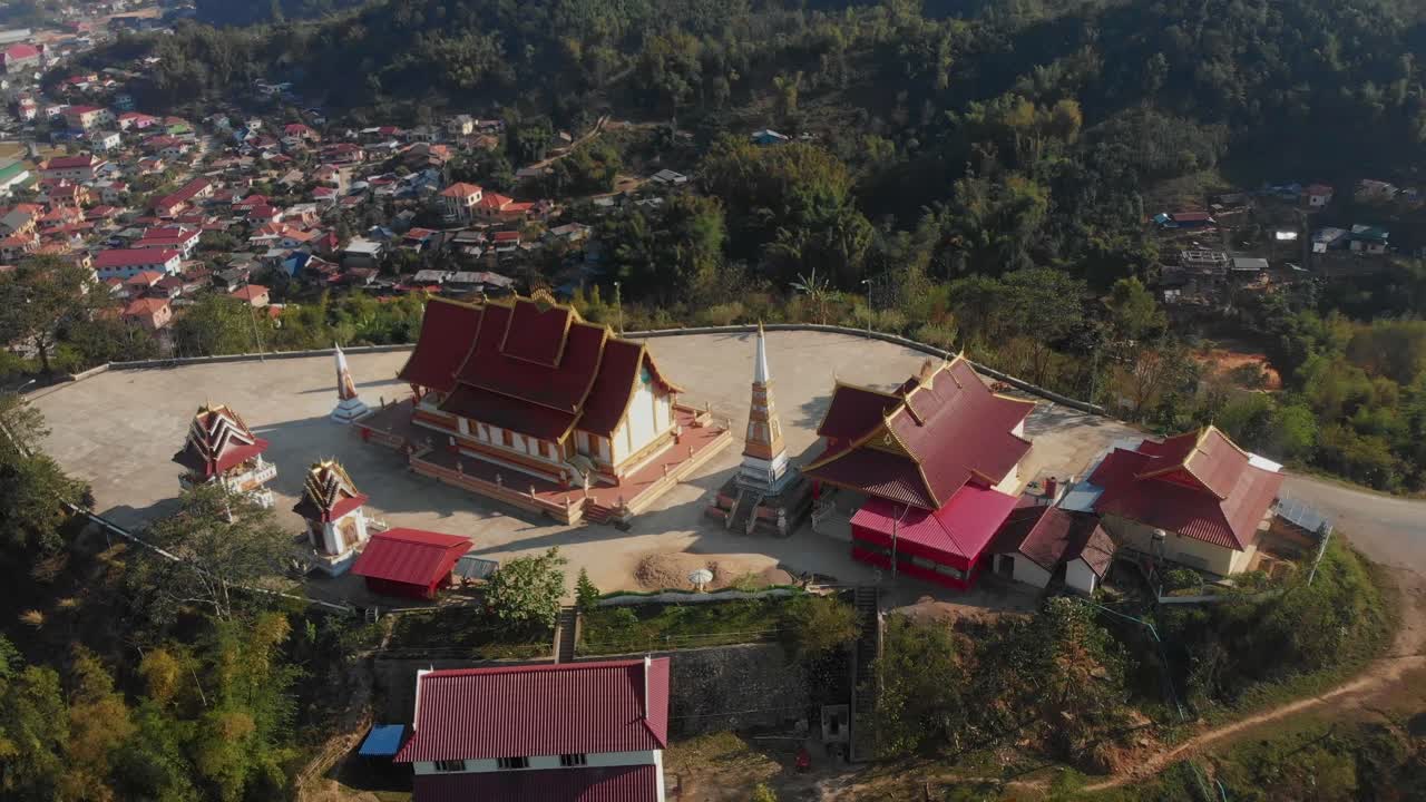 Monaci in un tempio sereno, Khwaeng Hua Phan, Laos