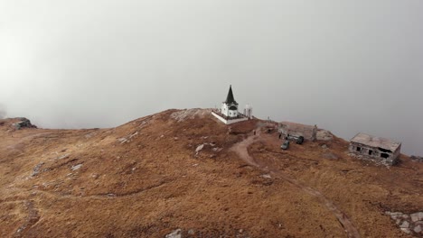 Orbit-Drohnenvideo-Orthodoxe-Kapelle-Kirche-Oben-Neblig-Bewölkt-Berg-Kaimaktsalan