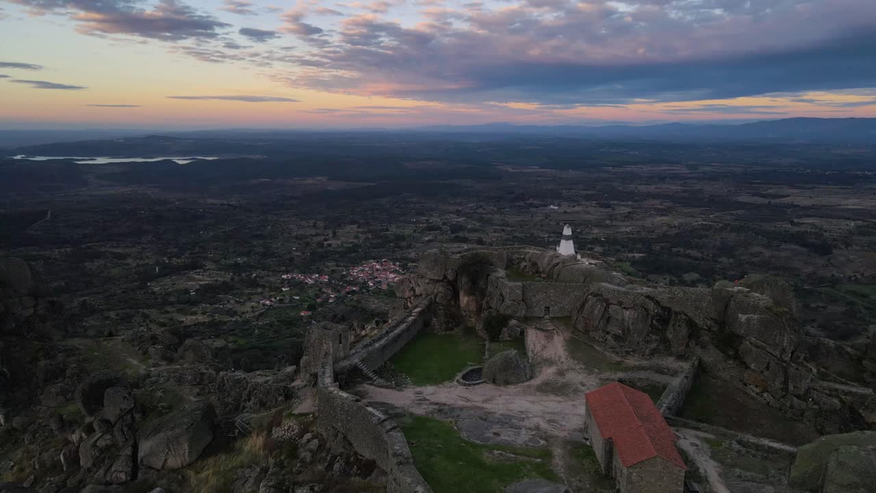 일출, 포르투갈에서 몬산토 성 상공을 비행하는 드론