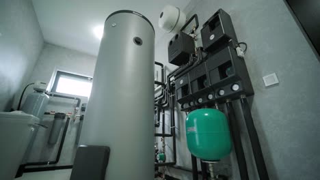 interior de la sala de calderas de la casa con sistema moderno de calefacción de agua