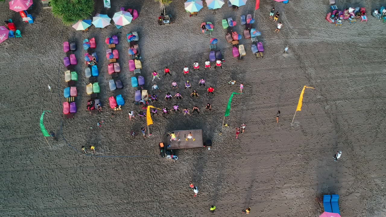 Gruppo di persone in una lezione di danza tenuta in un resort a Legian Beach, Bali.
