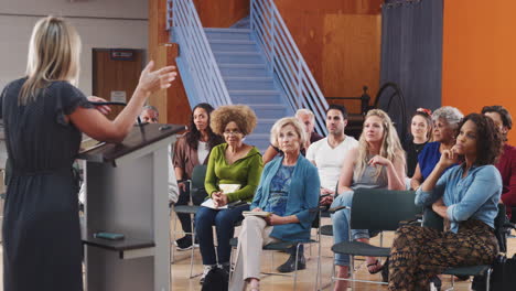 Mujer-Haciendo-Preguntas-En-Una-Reunión-Vecinal-En-El-Centro-Comunitario