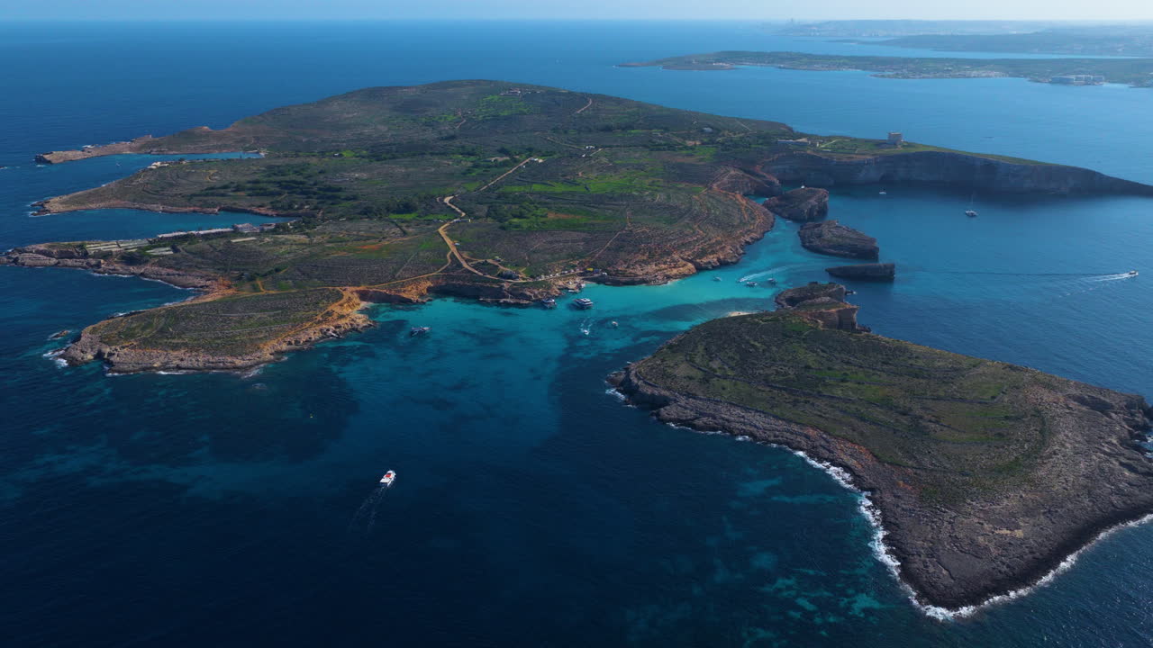 Vista panorámica de la Laguna Azul en la isla de Comino, Malta. Toma aérea