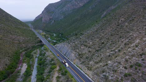 Schwerlastanhänger-Auf-Den-Malerischen-Bergstraßen-Mexikos