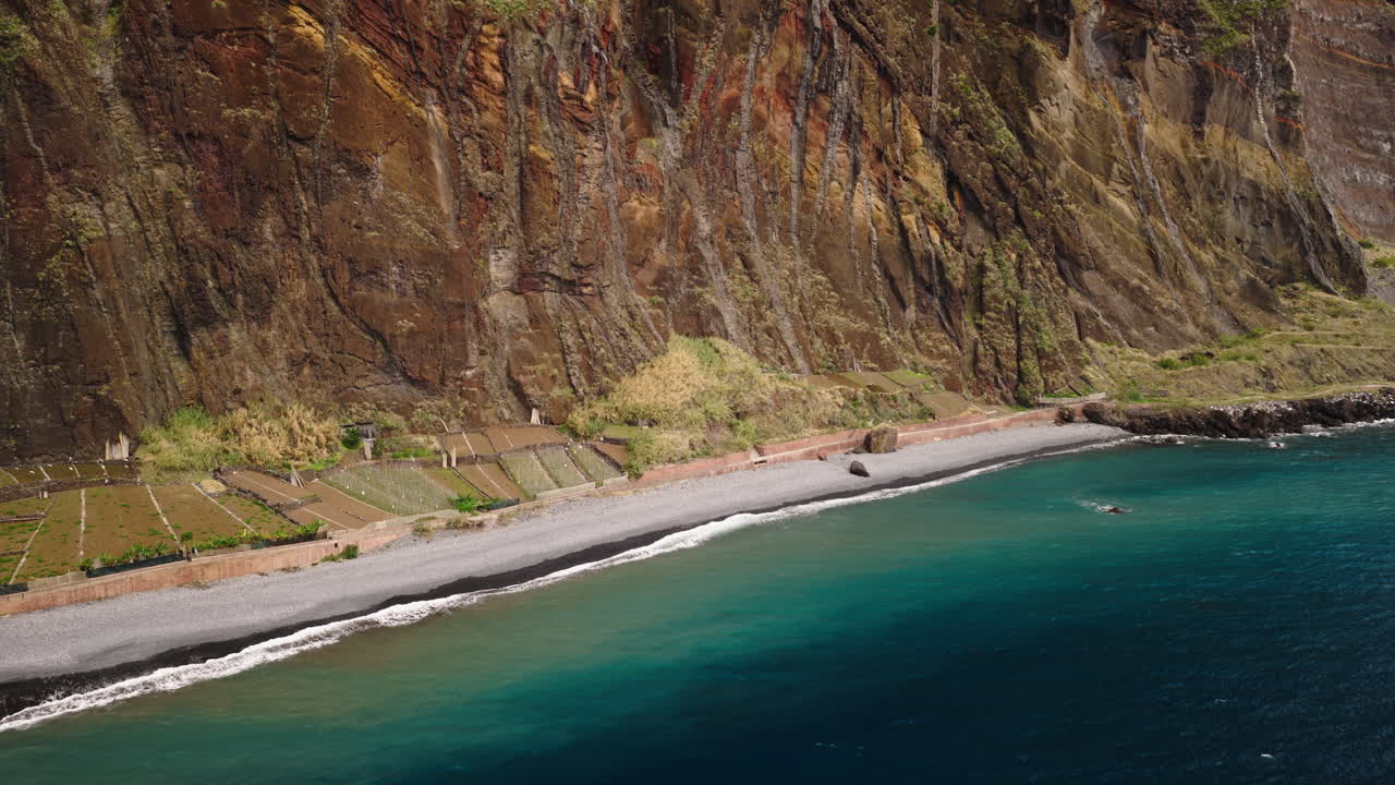 Paisagem Costeira Cênica com Socalcos e Mar Azul