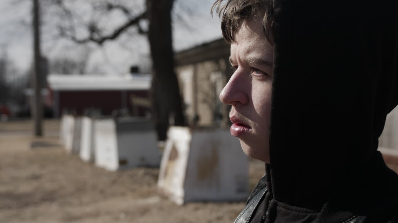 어린 고등학생 십대 소년이 괴롭힘을 발견하고 떠납니다.