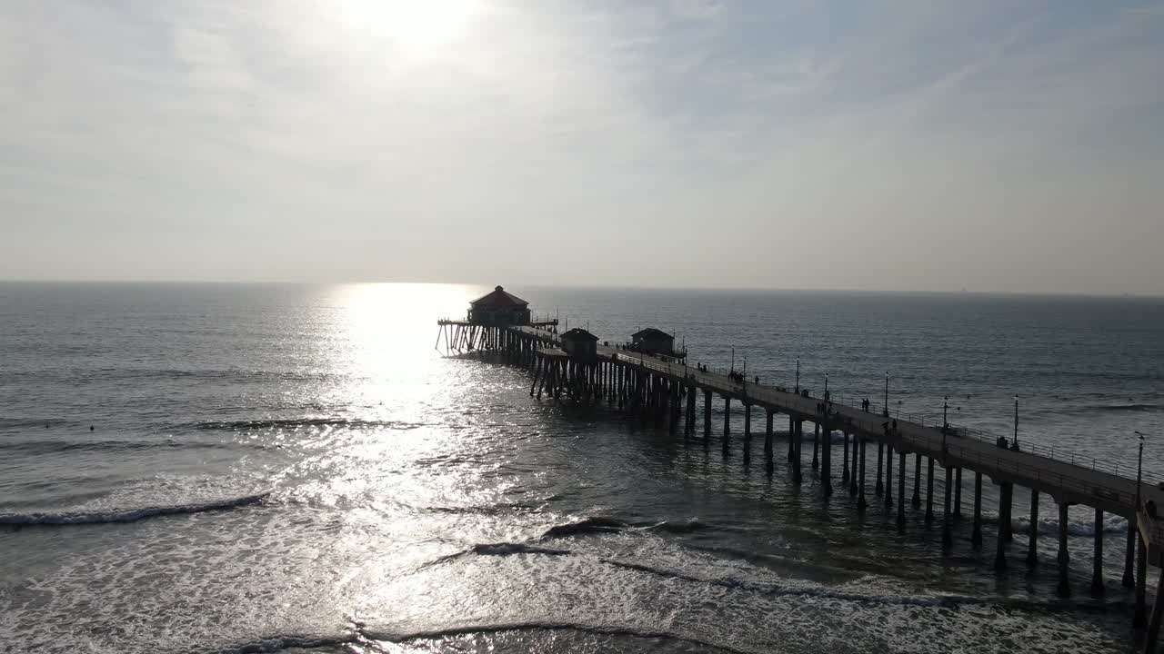vista aérea del muelle de huntington beach al atardecer, california