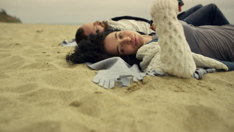 Liebhaber-Genießen-Es,-Den-Strand-Am-Meer-Zu-Liegen.-Entspannendes-Paar,-Das-Sich-Am-Sandstrand-Ausruht.