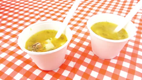 una olla de sopa para las personas necesitadas
