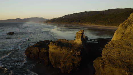 Luftaufnahme-Von-Cape-Kiwanda-Und-Den-Weitläufigen-Strandflächen-Bei-Sonnenuntergang,-Küste-Oregons